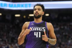 史蒂夫·纳什加盟太阳队，双后卫体系迎纳什战术革新，格林与布朗挑战默契配合