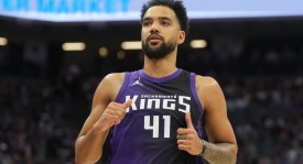 史蒂夫·纳什加盟太阳队，双后卫体系迎纳什战术革新，格林与布朗挑战默契配合